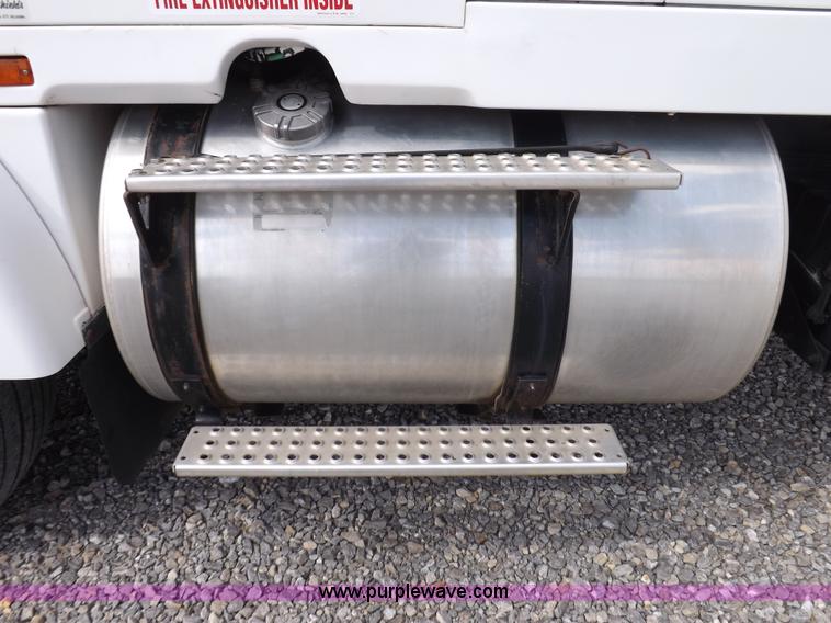 image for item H1833 1988 Volvo WIA semi truck