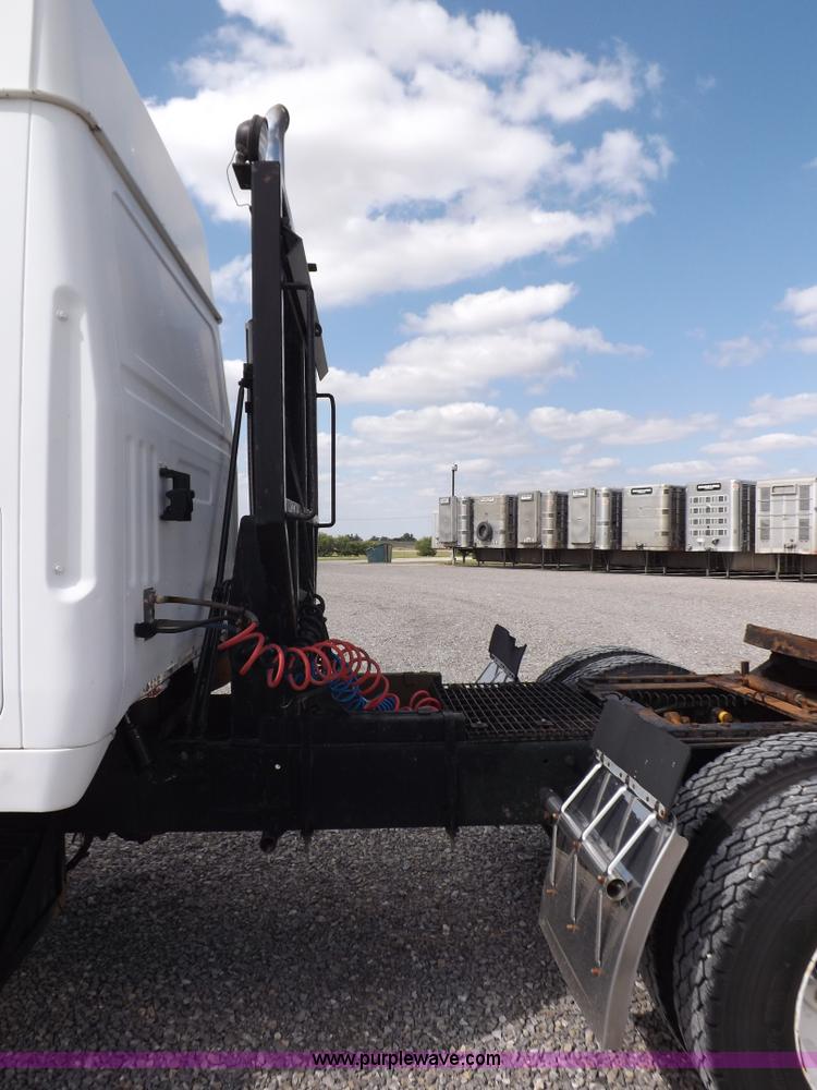 image for item H1833 1988 Volvo WIA semi truck