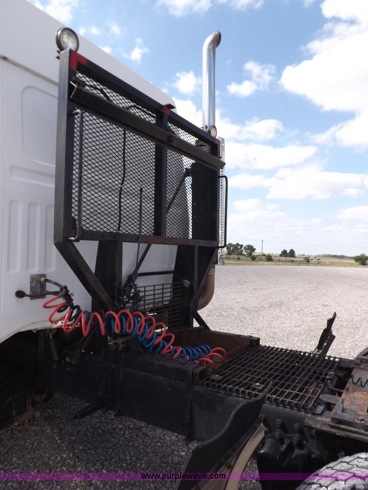 image for item H1833 1988 Volvo WIA semi truck