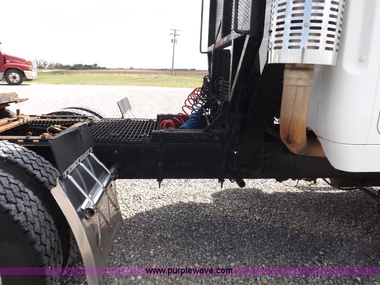 image for item H1833 1988 Volvo WIA semi truck