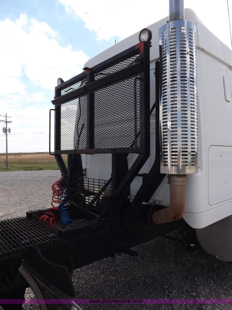 image for item H1833 1988 Volvo WIA semi truck