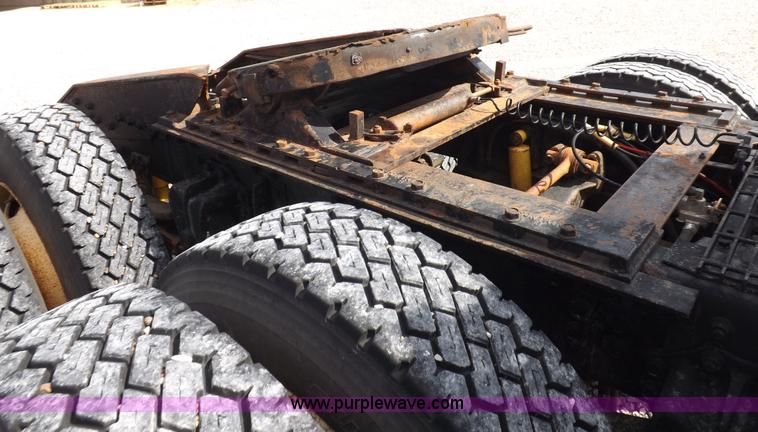 image for item H1833 1988 Volvo WIA semi truck