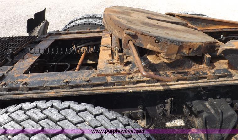 image for item H1833 1988 Volvo WIA semi truck