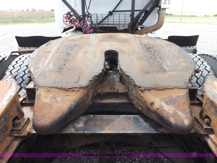 image for item H1833 1988 Volvo WIA semi truck