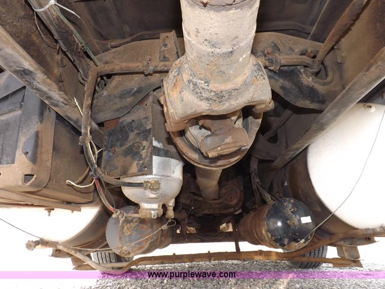 image for item H1833 1988 Volvo WIA semi truck