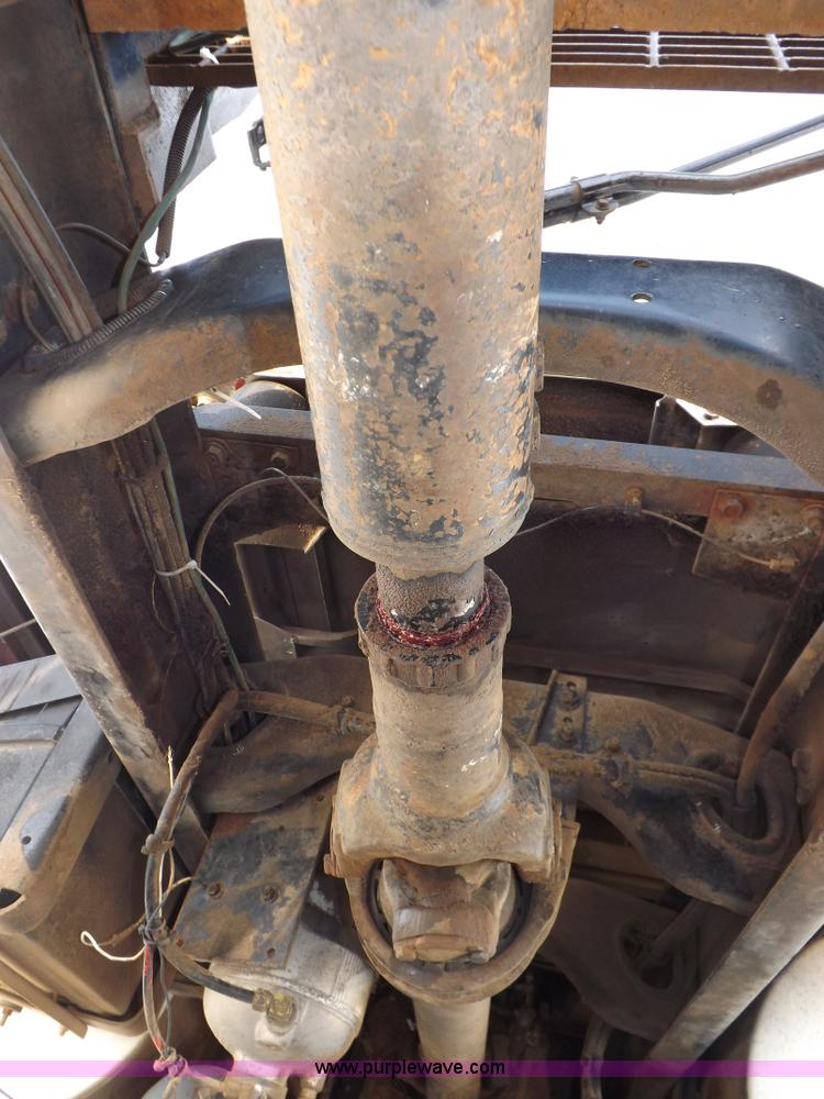 image for item H1833 1988 Volvo WIA semi truck