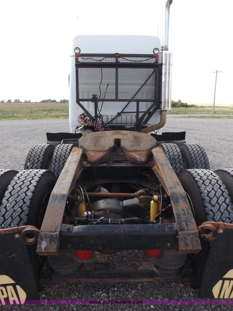 image for item H1833 1988 Volvo WIA semi truck