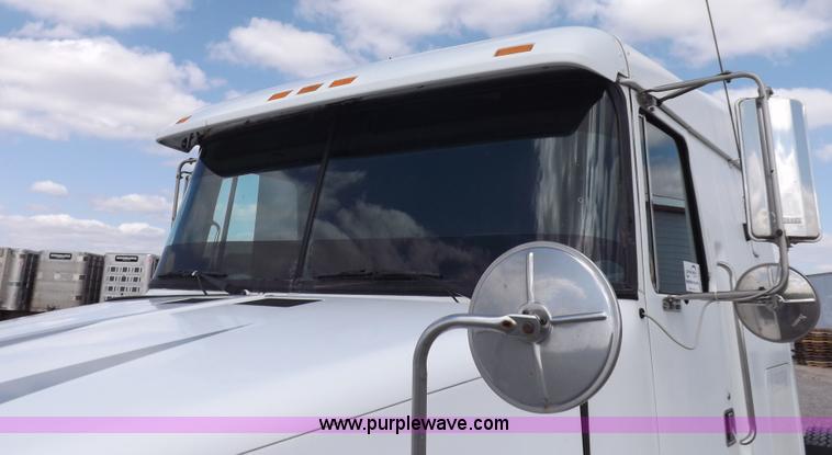 image for item H1833 1988 Volvo WIA semi truck