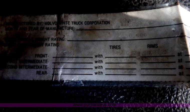 image for item H1833 1988 Volvo WIA semi truck