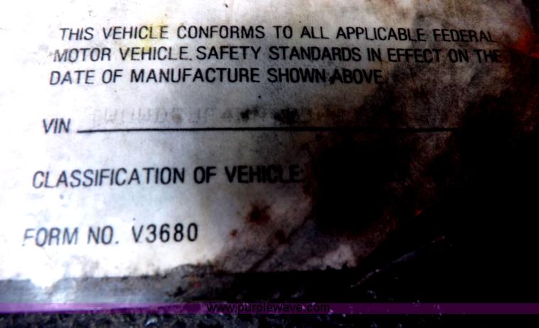 image for item H1833 1988 Volvo WIA semi truck