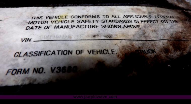 image for item H1833 1988 Volvo WIA semi truck