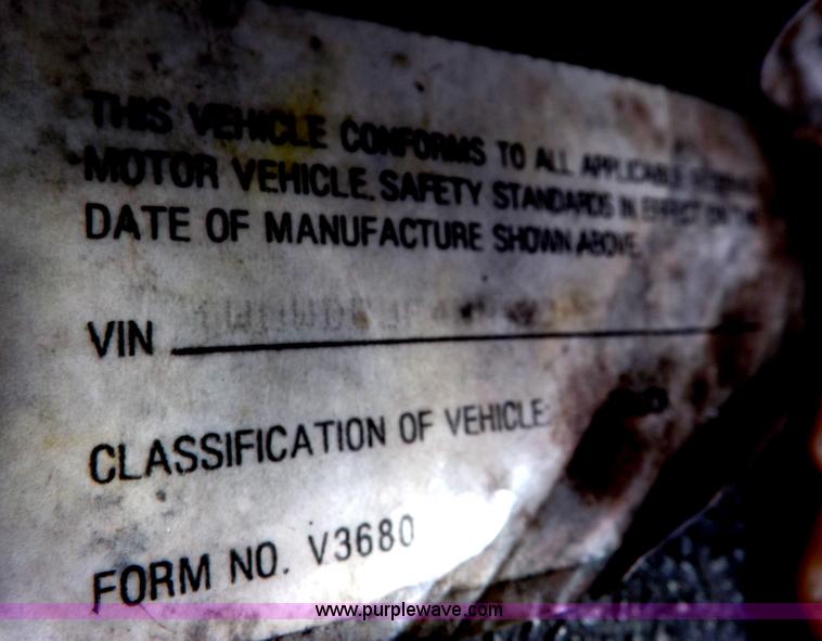 image for item H1833 1988 Volvo WIA semi truck