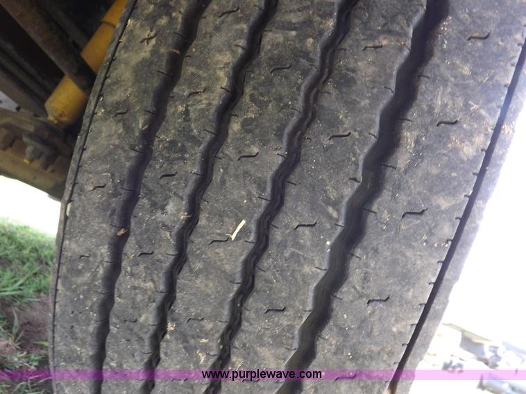 image for item H1833 1988 Volvo WIA semi truck