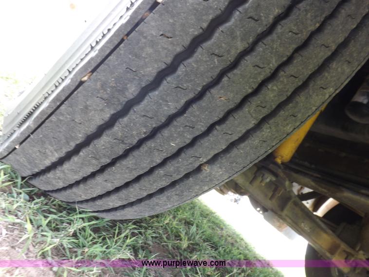 image for item H1833 1988 Volvo WIA semi truck