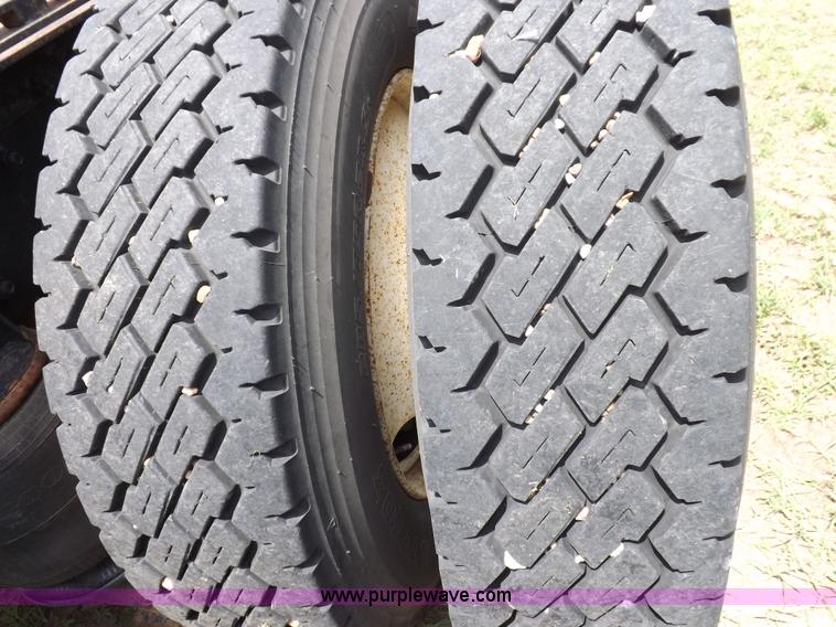 image for item H1833 1988 Volvo WIA semi truck