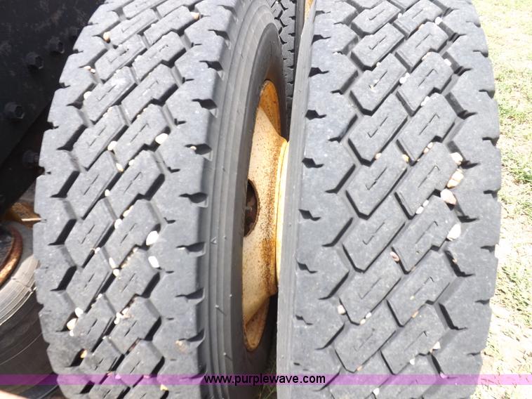 image for item H1833 1988 Volvo WIA semi truck