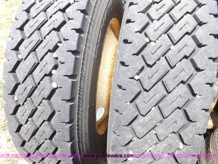 image for item H1833 1988 Volvo WIA semi truck