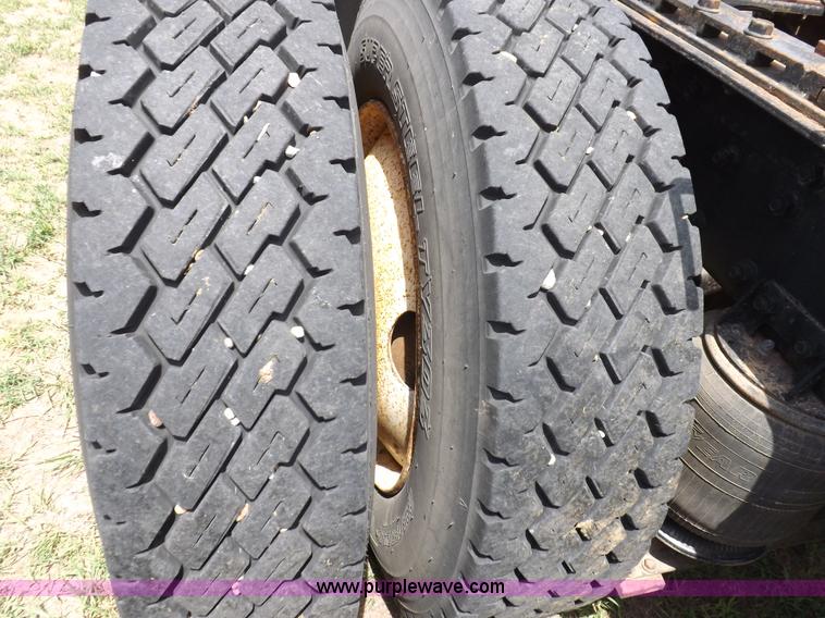 image for item H1833 1988 Volvo WIA semi truck