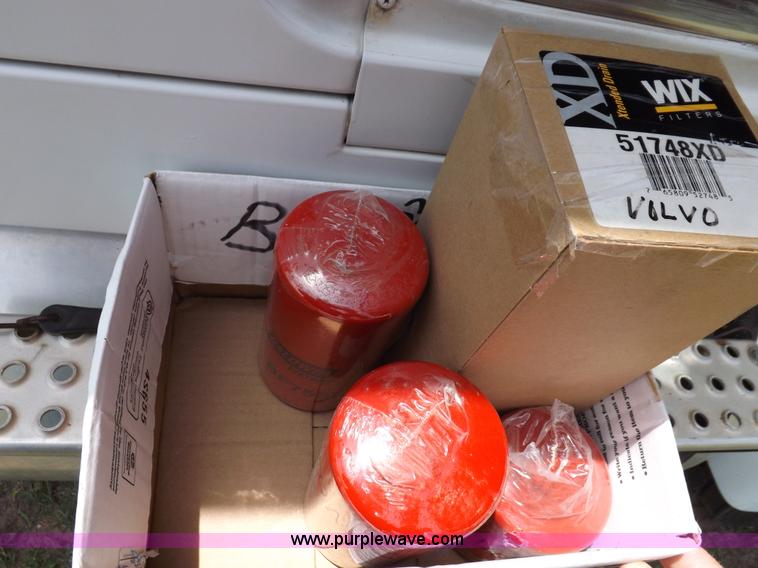 image for item H1833 1988 Volvo WIA semi truck