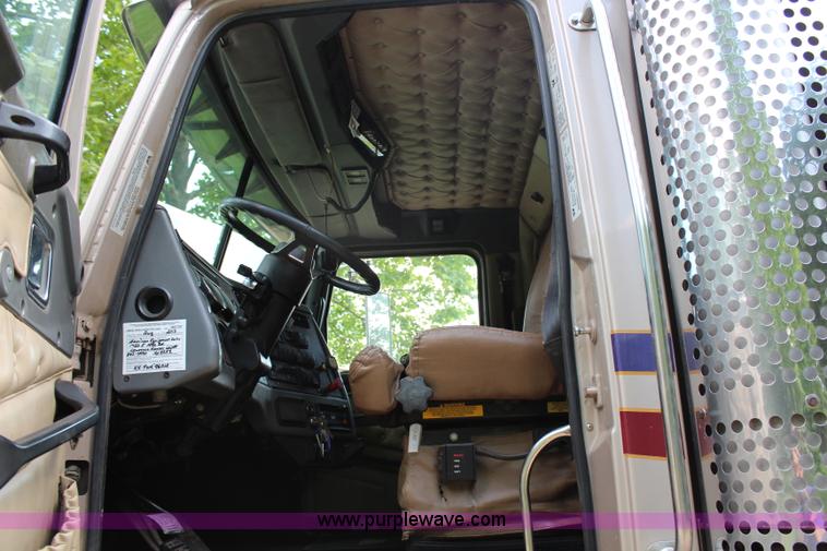 image for item H2512 2000 Western Star 4900EX semi truck