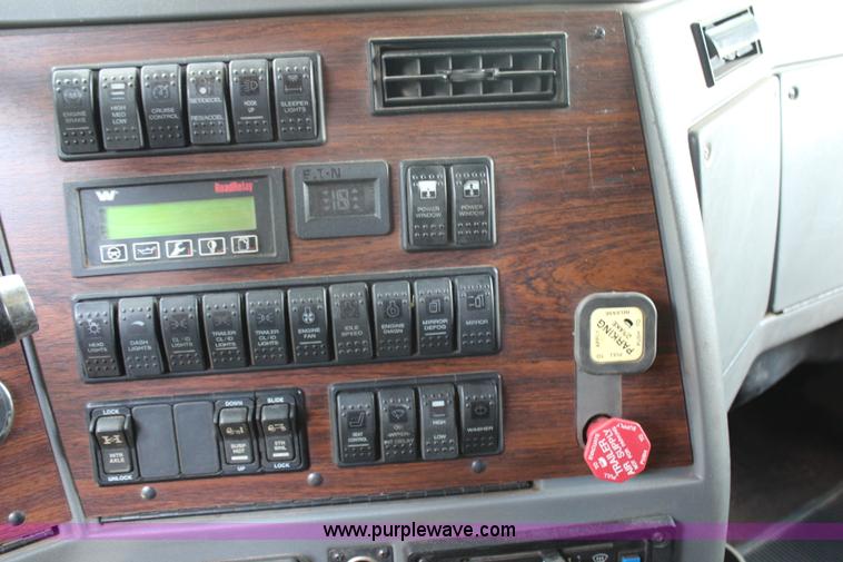 image for item H2512 2000 Western Star 4900EX semi truck