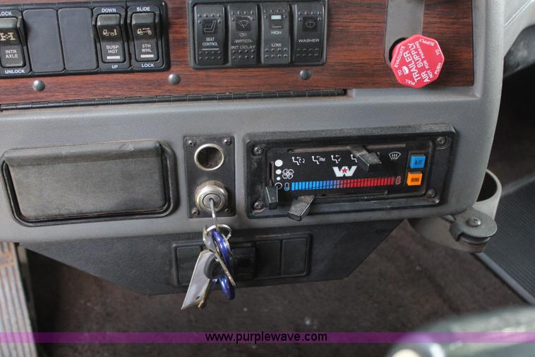 image for item H2512 2000 Western Star 4900EX semi truck