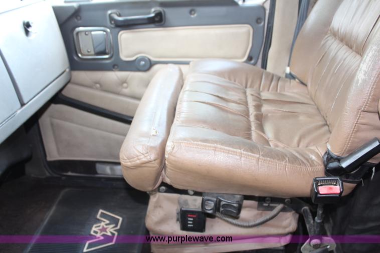 image for item H2512 2000 Western Star 4900EX semi truck