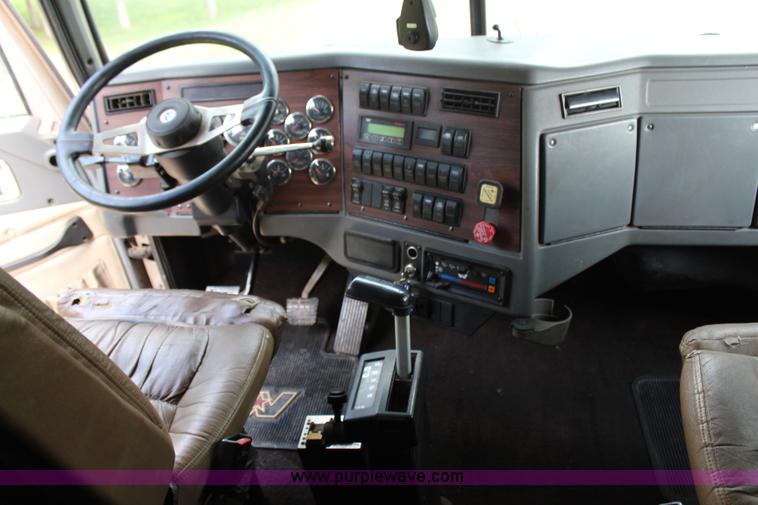 image for item H2512 2000 Western Star 4900EX semi truck