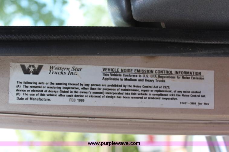 image for item H2512 2000 Western Star 4900EX semi truck