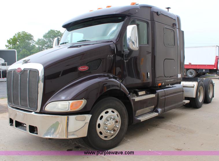 image for item H2559 2004 Peterbilt 387 semi truck