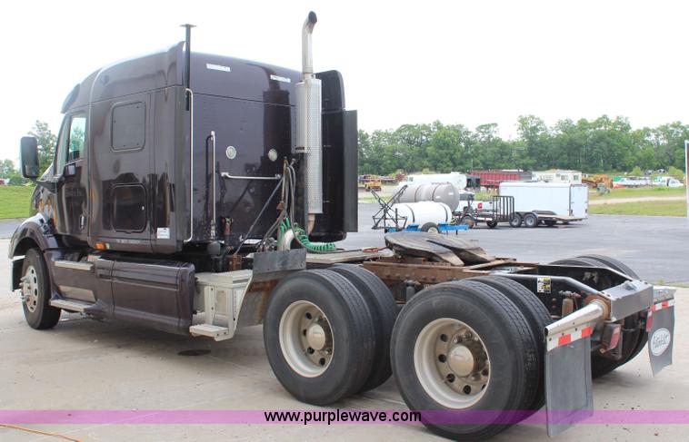 image for item H2559 2004 Peterbilt 387 semi truck