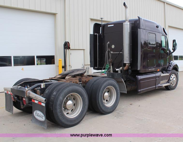image for item H2559 2004 Peterbilt 387 semi truck