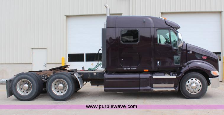 image for item H2559 2004 Peterbilt 387 semi truck