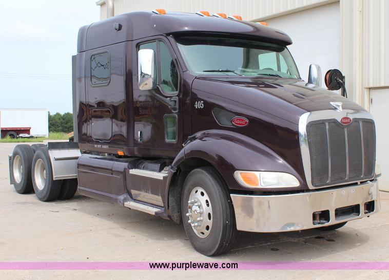 image for item H2559 2004 Peterbilt 387 semi truck