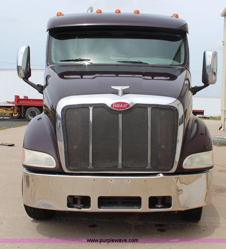image for item H2559 2004 Peterbilt 387 semi truck