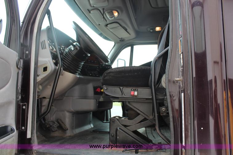 image for item H2559 2004 Peterbilt 387 semi truck