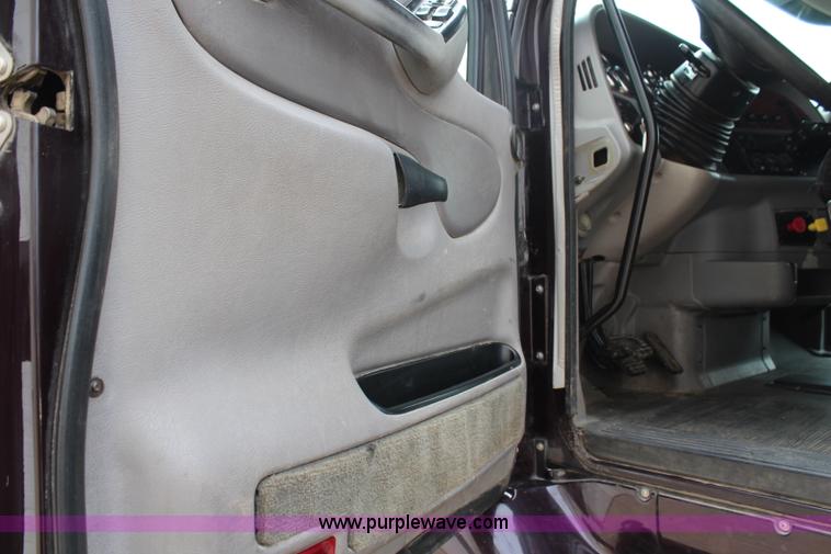 image for item H2559 2004 Peterbilt 387 semi truck