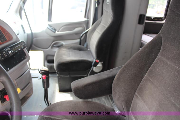 image for item H2559 2004 Peterbilt 387 semi truck