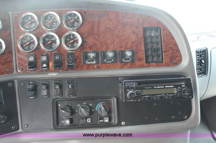image for item H2559 2004 Peterbilt 387 semi truck