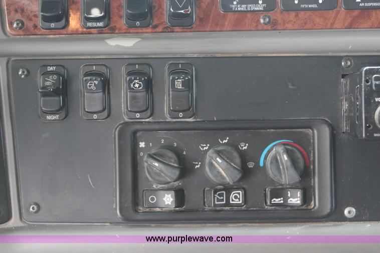 image for item H2559 2004 Peterbilt 387 semi truck