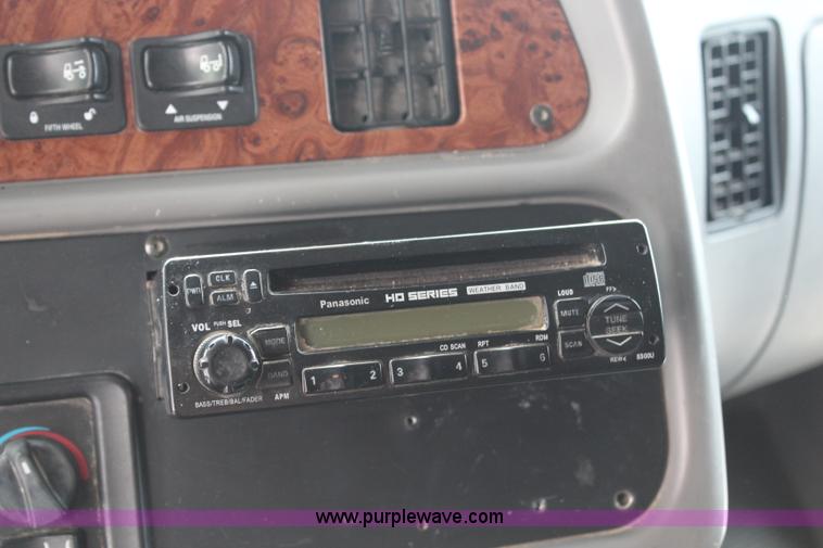 image for item H2559 2004 Peterbilt 387 semi truck