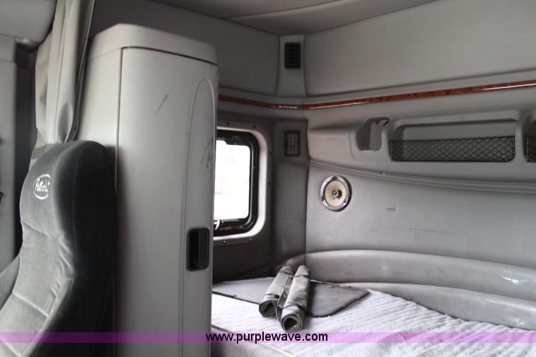 image for item H2559 2004 Peterbilt 387 semi truck