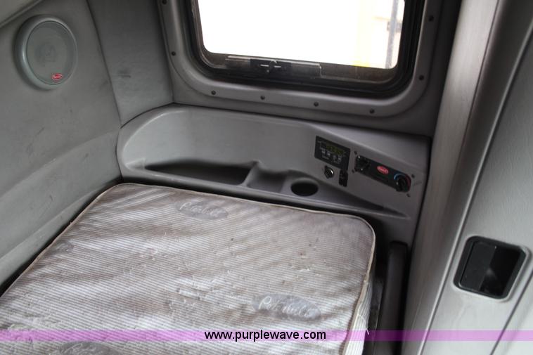 image for item H2559 2004 Peterbilt 387 semi truck