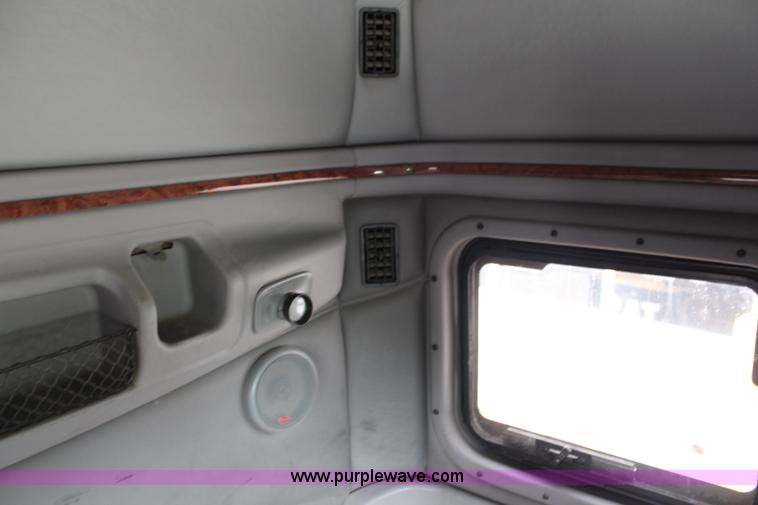 image for item H2559 2004 Peterbilt 387 semi truck