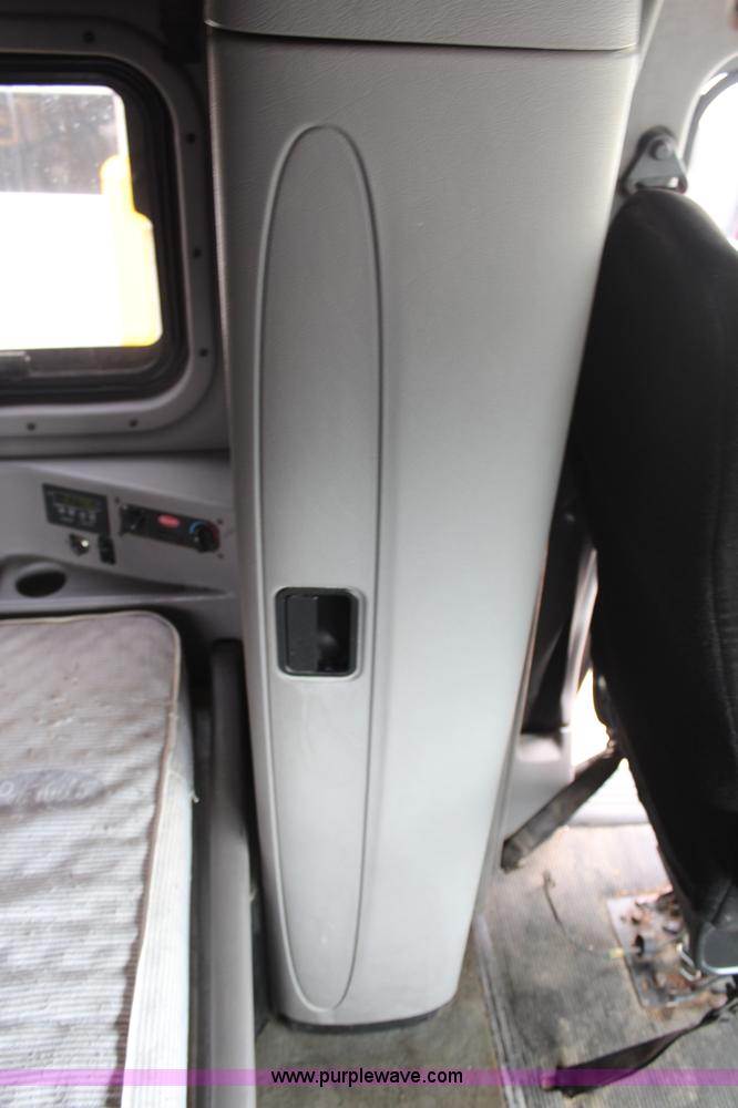 image for item H2559 2004 Peterbilt 387 semi truck