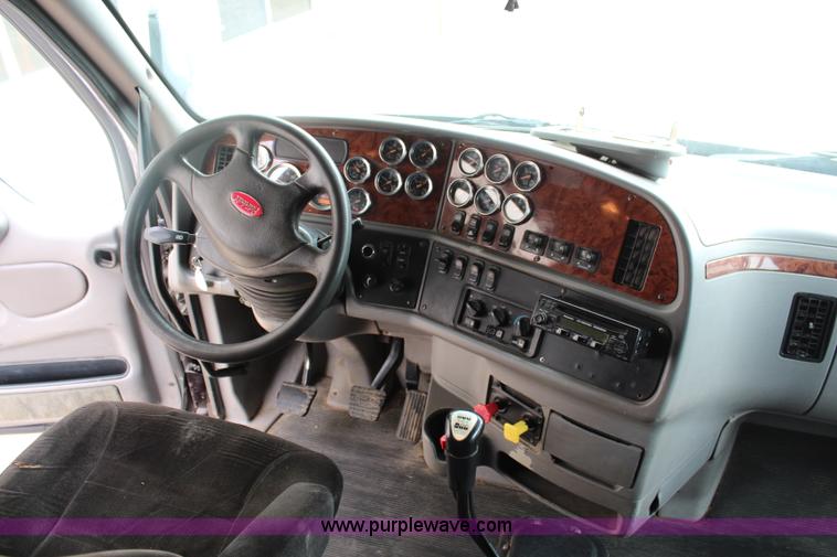 image for item H2559 2004 Peterbilt 387 semi truck