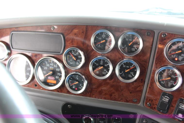 image for item H2559 2004 Peterbilt 387 semi truck