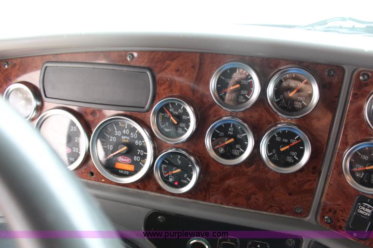 image for item H2559 2004 Peterbilt 387 semi truck