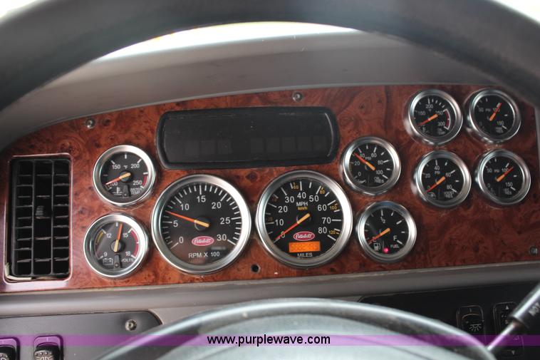image for item H2559 2004 Peterbilt 387 semi truck