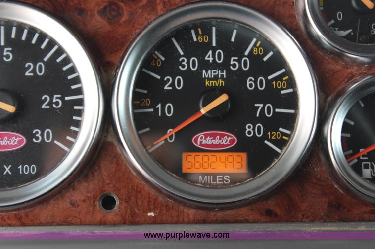 image for item H2559 2004 Peterbilt 387 semi truck